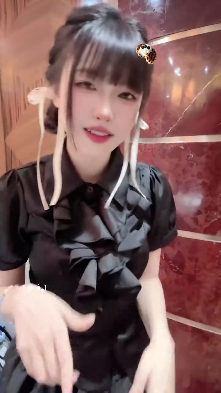 LPL互动女主持人周敢敢分享跳舞视频:黑色系就是好!这腿好长!